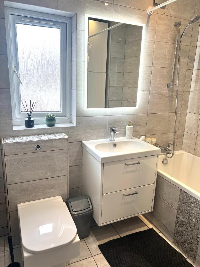 Cosy Double Bedroom For One Guest Pensiune Londra